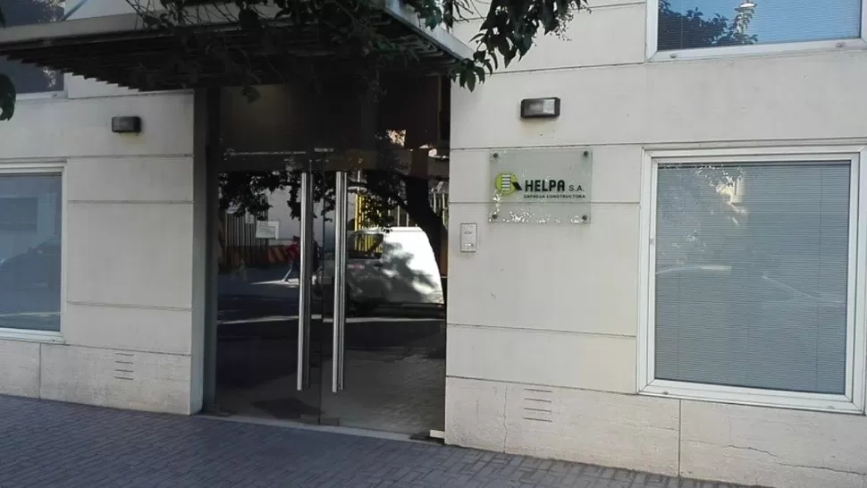 COMANDO. Los delincuentes ingresaron tapados con cascos y fuertemente armados. 