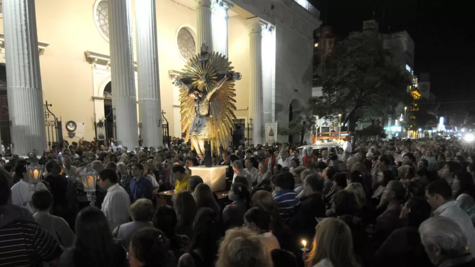 VIA CRUCIS DEL VIERNES SANTO. La peregrinación céntrica partirá a las 20.30, desde la Catedral. ARCHIVO