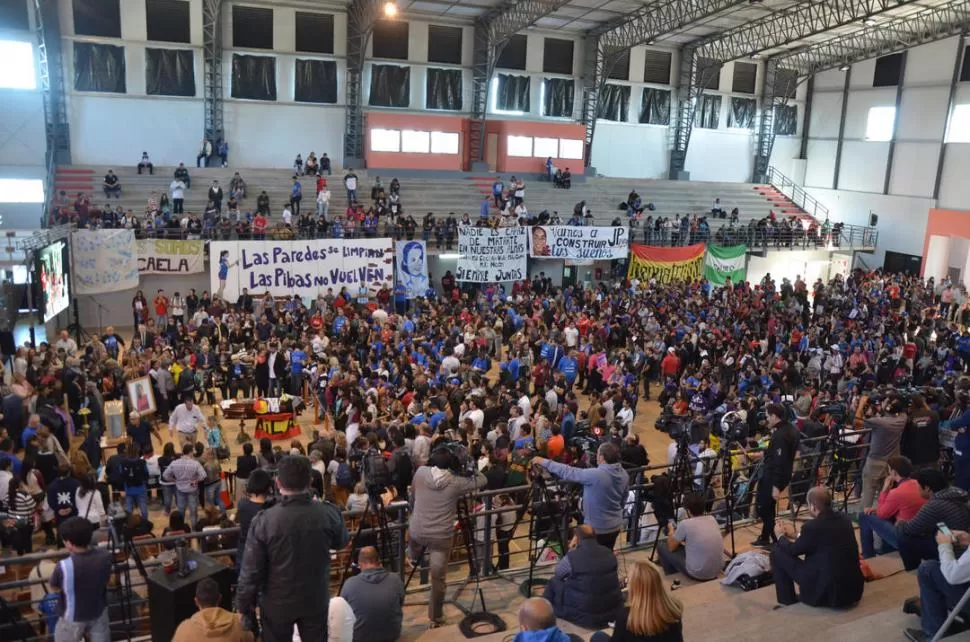 LA DESPEDIDA. Una multitud estuvo en el velorio de la joven asesinada.  télam