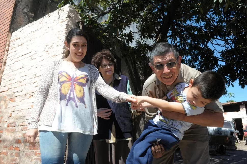 FELICES. El mecánico Luis Alanís, de 64 años, celebra la noticia del año con su familia: es el ganador del auto 0 km de los Números de Oro. LA GACETA / FOTOS DE JOSÉ NUNO.-