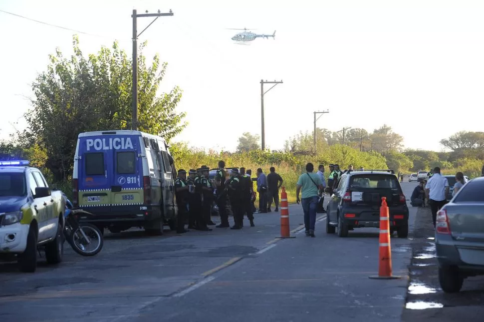REVUELO EN LOS AGUIRRE. Los automovilistas abandonaron el VW Suran en la ruta 157 y huyeron, luego de embestir al motociclista. la gaceta / foto de hector peralta