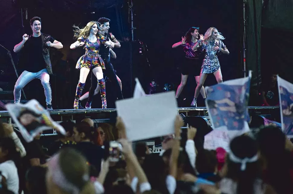 EMPUJONES Y CORRIDAS. El show comenzó con “Alas”, el tema más popular, y todavía había una larga fila de gente esperando por sus localidades.