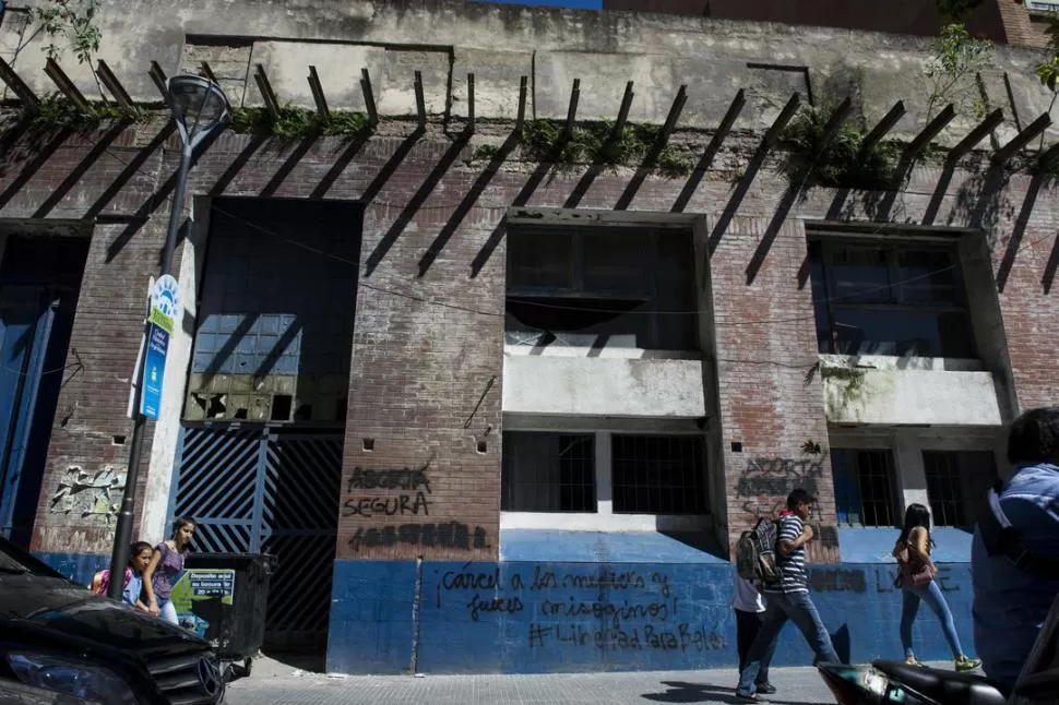 EN EL OLVIDO. El edificio donde funcionó la Dirección de Tránsito en los 90 luce completamente abandonado. la gaceta / foto de jorge olmos sgrosso