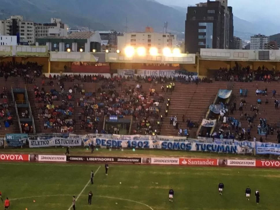 SIEMPRE PRESENTE. En lo que fue una fría y lluviosa noche en Cochabamba, los simpatizantes del “Decano” nunca dejaron de apoyar al equipo de Pablo Lavallén. Las banderas no faltaron en las tribunas. la gaceta / foto de nicolás iriarte (enviado especial)