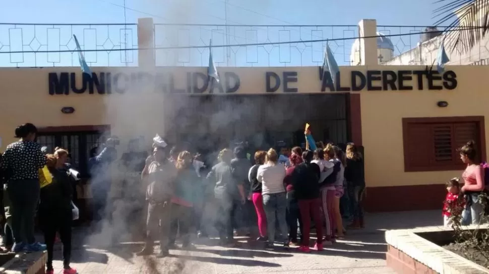 PROTESTA I. Quema de cubiertas en la entrada de la Municipalidad. 