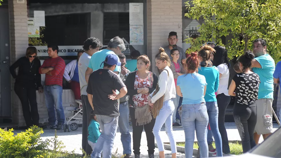 FAMILIARES Y AMIGOS. Personas cercanas a Ornella, reunidas en Alberdi. LA GACETA / OSVALDO RIPOLL