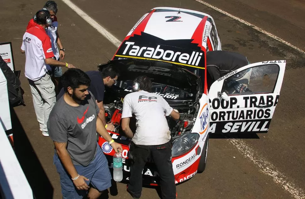 ACTIVO. En la carrera de Posadas del fin de semana pasado, “Beroso” estuvo muy cerca de sus hermanos; en la imagen (botella en mano), cerca de Pablo y su Fiat. BH FOTOS 