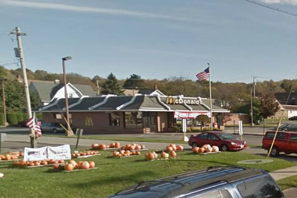 IRRESPONSABLE. MC DONALD de East Palestine, Ohio. FOTO TOMADA DE DAILYMAIL.COM