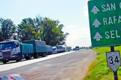 Viajaba en moto por la ruta y chocó contra un caballo: murió en el acto