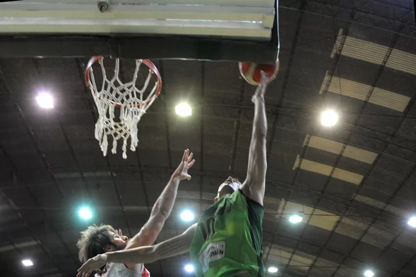 Pablo Osores (Mitre) convierte de zurda ante la defensa de Sebastián González (San Isidro).
FOTO DE LA GACETA/JOSÉ NUNO