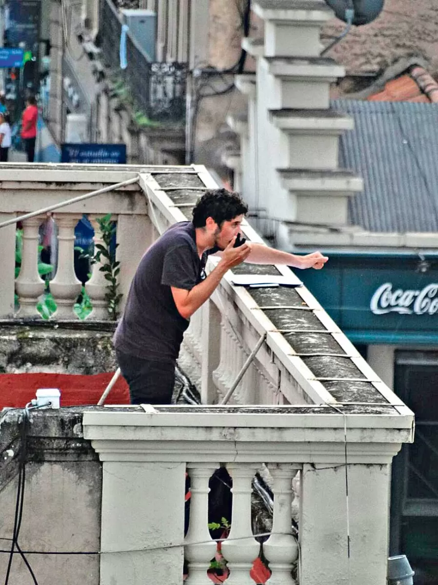 ACCIÓN. Federico Orio dirige desde la terraza de la Universidad San Pablo-T. gentileza de Cecilia Bollati