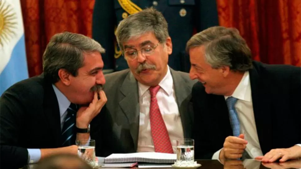 ANIBAL FERNÁNDEZ Y JULIO DE VIDO JUNTO A NÉSTOR KIRCHNER. FOTO TOMADA DE CADENA3.COM