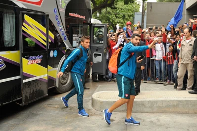 Decenas de hinchas recibieron a San Lorenzo en Tucumán