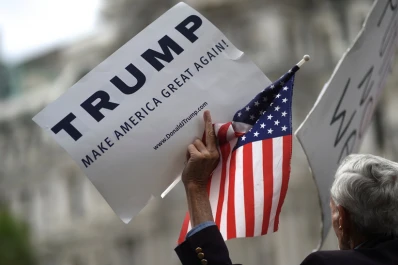 Miles de personas marcharon en Nueva York para exigir que Trump publique su historial tributario