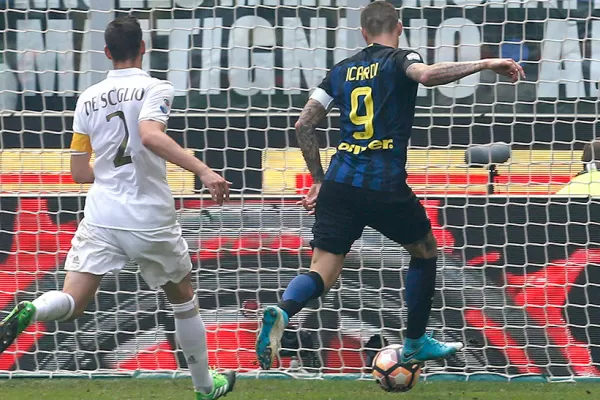 Icardi marcó, pero el Inter se dejó empatar el clásico de Milan en el último minuto