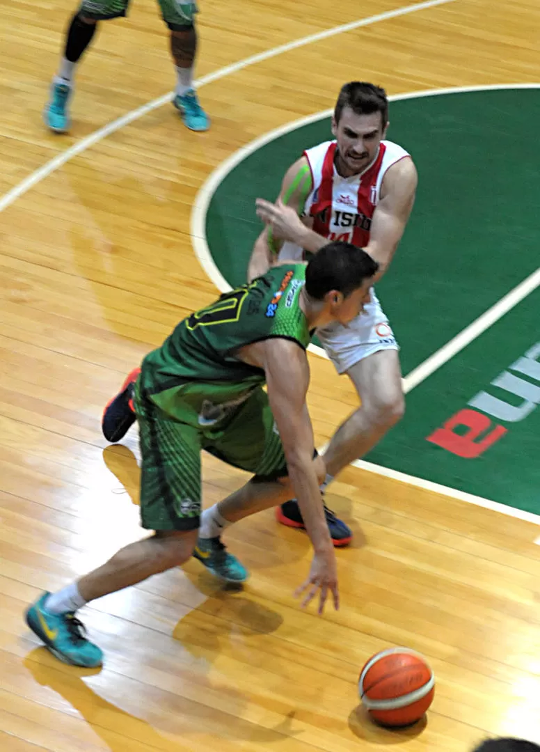 PUNTO DÉBIL. Para Pablo Osores, el aspecto defensivo fue el talón de Aquiles. la gaceta / fito de josé nuno