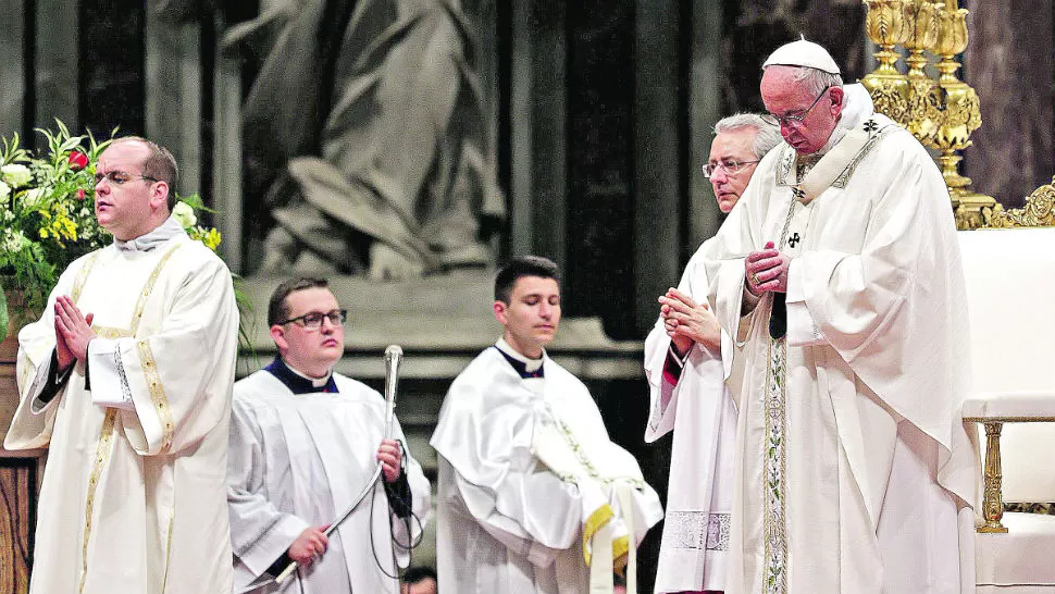 EN LA BASÍLICA DE SAN PEDRO. El Papa condenó la corrupción, el egoísmo y la “burocracia paralizante y estéril”. REUTERS