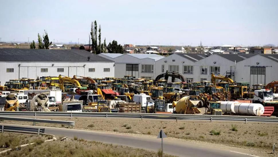 ABANDONADO. Casi 1.000 máquinas viales se encontraban abarrotadas en el playón de Austral Construcciones. Foto de Maxi Failla