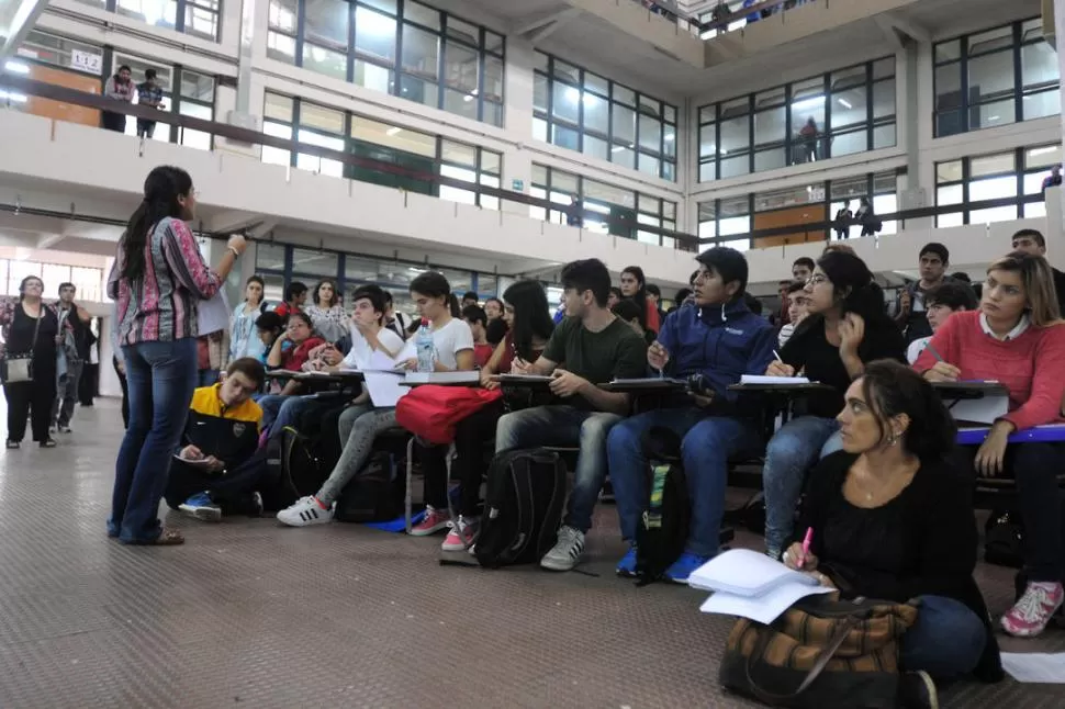 CIENCIAS EXACTAS. En días de paro en la UNT se dictaron clases públicas. la gaceta / foto de Analía Jaramillo