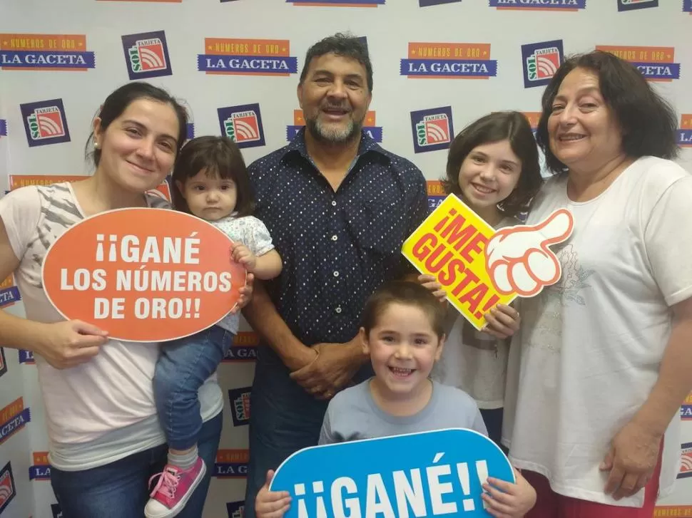 RODEADOS DE CHICOS. Así aparecen Alina Alincastro Herrera, Roberto Peñalba y Soledad Durán. la gaceta 