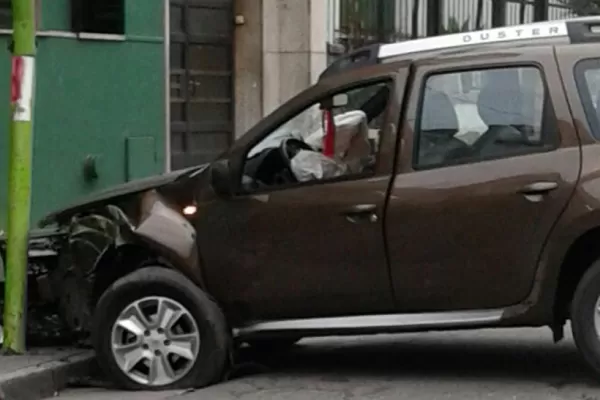 Perdió el control de su camioneta y chocó contra un poste