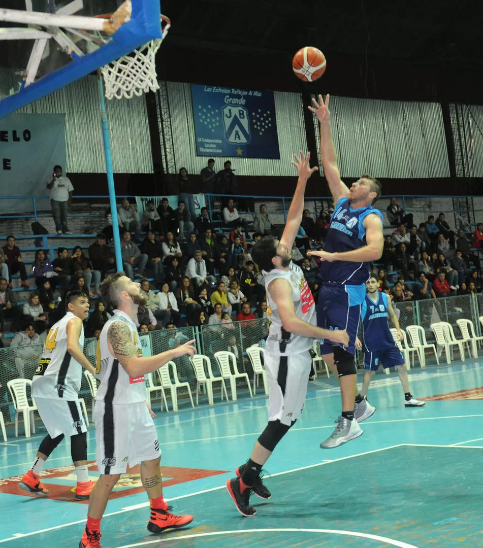 EN CASA. “Guli” Ahumada ataca el tablero; el pivote aportó 11 puntos para Alberdi. la gaceta / foto de hector peralta