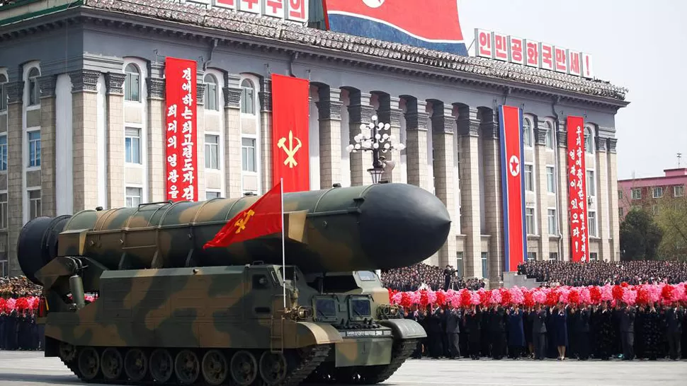 PODERÍO MILITAR. Un misil norcoreano, durante el último gran desfile militar que realizó el régimen de ese país. FOTO TOMADA DE LA VANGUARDIA