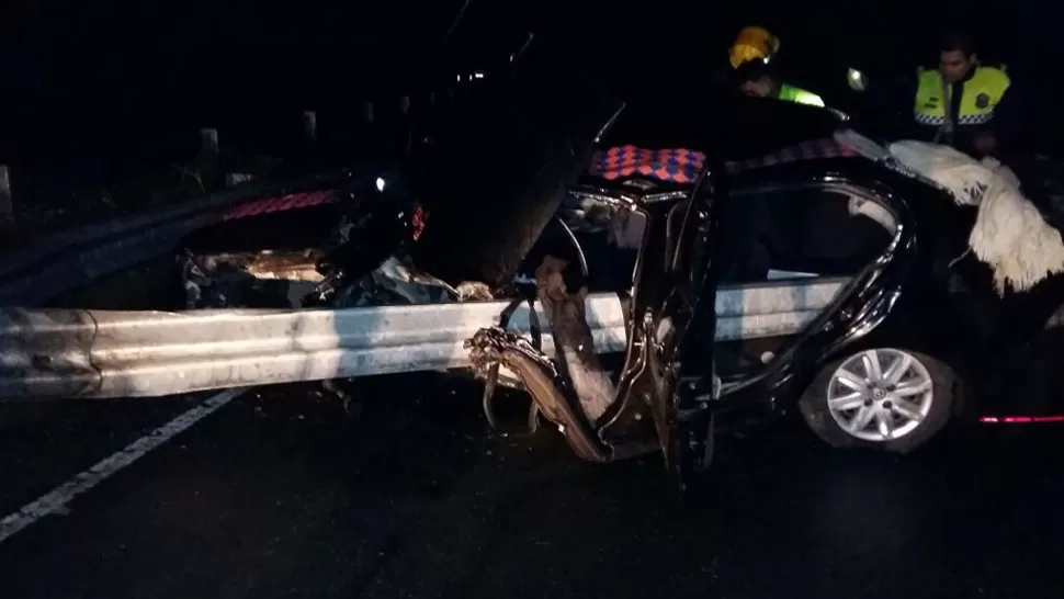 IMPACTANTE. El guardrail atravesó el auto por el lado del conductor. FOTO ENVIADA POR WHATSAPP