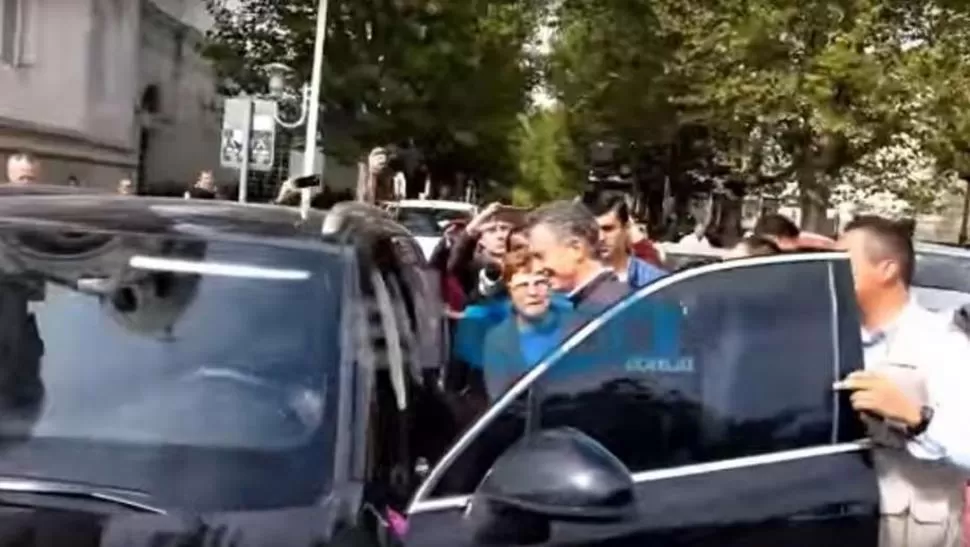 MAL MOMENTO. Macri, abucheado ayer al salir de una iglesia en Tandil. twitter