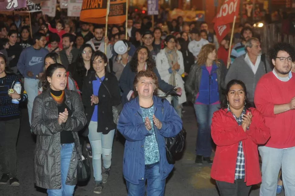 PLAZA INDEPENDENCIA. Se reunieron para exigir justicia bajo la llovizna. la gaceta / foo de antonio ferroni