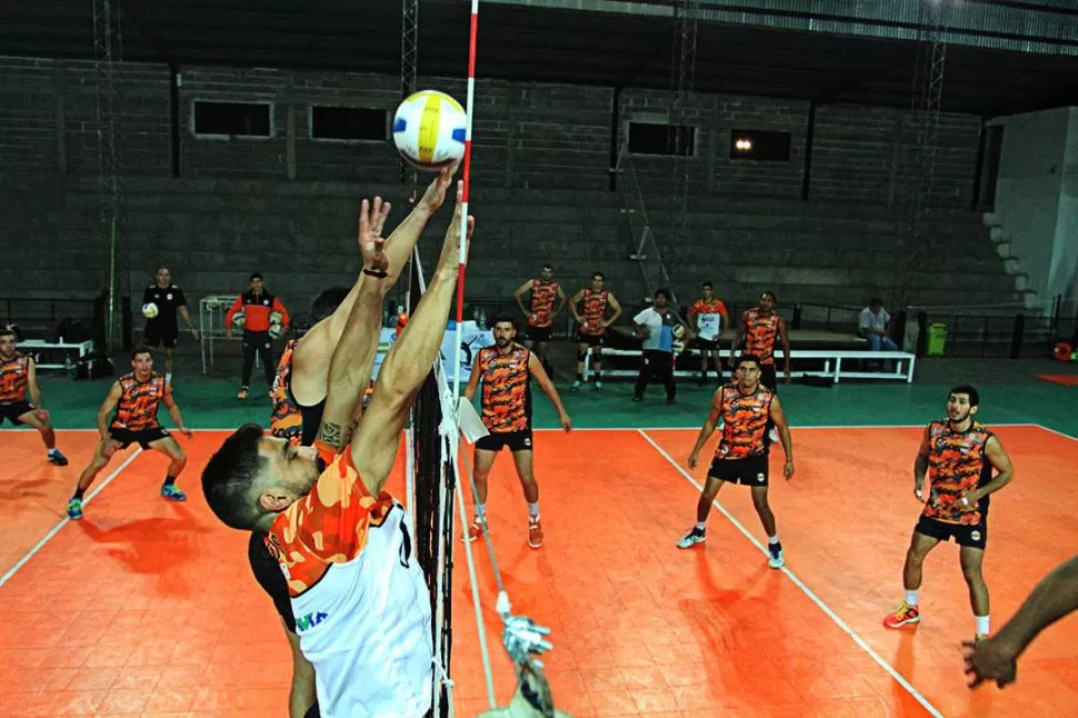 LA NUEVA CANCHA. Adaptarse al Polideportivo Municipal no generó mayores contratiempos. En la práctica reinó el optimismo. foto de  Michelín Andújar