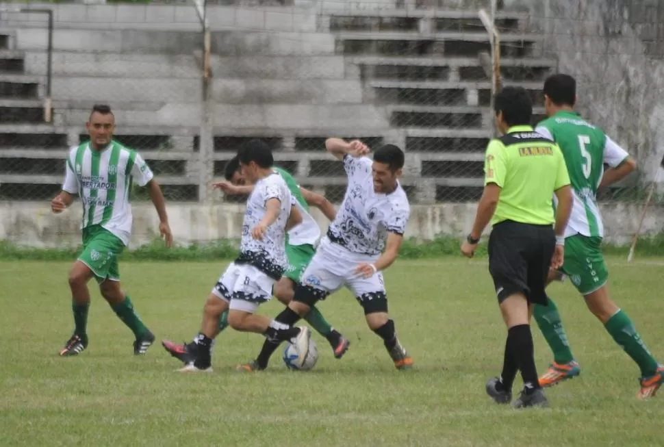 NO SE GUARDARON NADA. José Saavedra y Oscar Mamaní de Concepción FC luchan por la pelota ante Claudio Acosta, de Desamparados. Observan Franco Valori, Diego Calgaro y el árbitro Gustavo Fabián.  LA GACETA / FOTO DE Osvaldo Ripoll