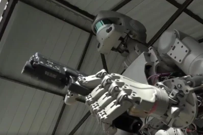Video: conocé el Terminator ruso, el robot que puede disparar armas con ambas manos