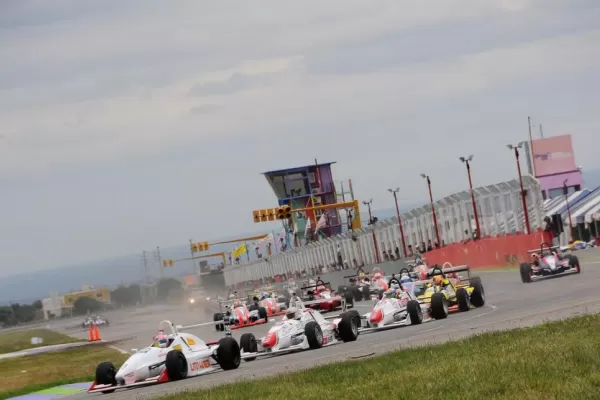 Un 1-2 “a la tucumana” en la Fórmula Renault