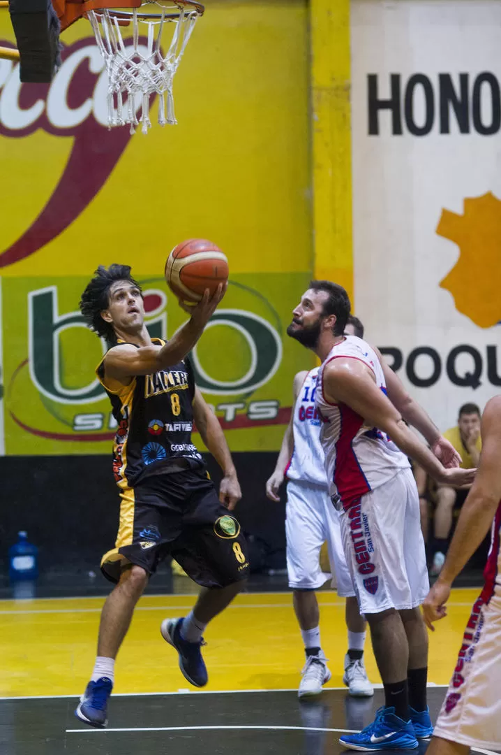 BANDEJA. García se apresta a encestar dos de sus 19 puntos; los rivales miran. la gaceta / FOTO DE DIEGO ARAOZ