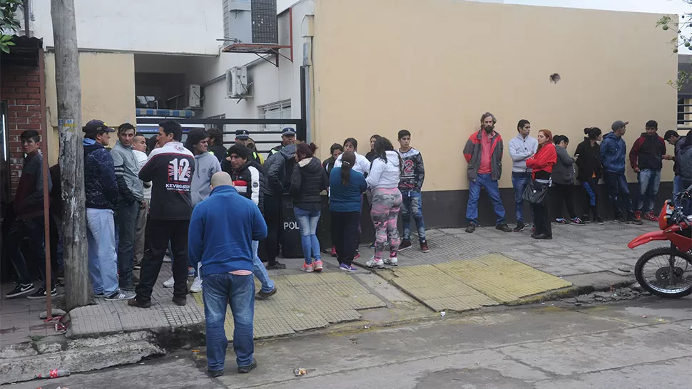 CONMOCIÓN. Decenas de personas se acercaron al hospital de Famaillá por el crimen de un adolescente de 16 años. ARCHIVO LA GACETA / FOTO DE ANTONIO FERRONI