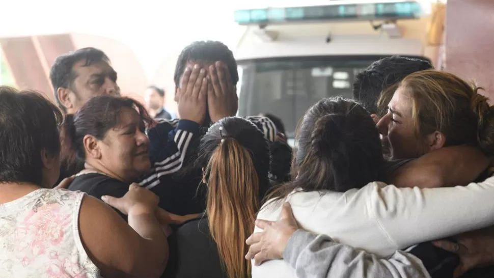 DOLOR. Los familiares, en el hospital cordobés. FOTO TOMADA DE LAVOZ.COM.AR / RAMIRO PEREYRA