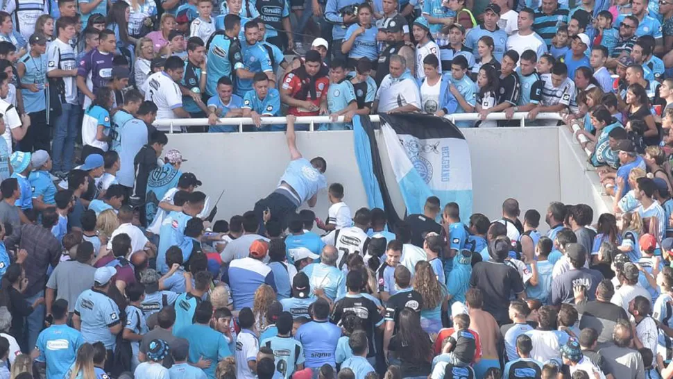 Emanuel Balbo (en el centro de la imagen) intenta sujetarse de una baranda para evitar caer al vacío, pero finalmente se desplomó. FOTO TOMADA DE LAVOZ.COM.AR