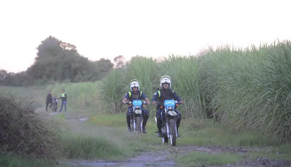 CAÑAVERALES. Motoristas del 911, en plena búsqueda por Los Aguirre. la gaceta / foto de hector peralta