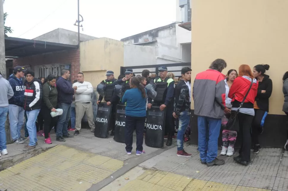 EN EL HOSPITAL. Familiares y amigos esperaban que los médicos entregaran los restos del adolescente asesinado. la gaceta / foto de antonio ferroni