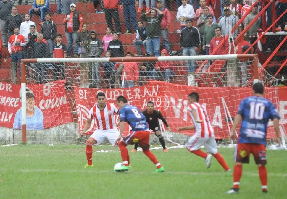 CLARIDAD EN EL JUEGO. Emanuel Díaz jugó un muy buen partido y además señalo un golazo en el importante triunfo que consiguió Jorge Newbery, sobre San Isidro, de Cafayate. la gaceta / foto de Osvaldo Ripoll