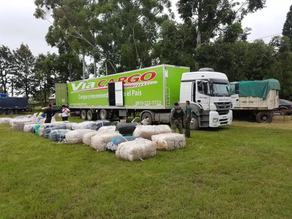 EN ACCIÓN. Los 157 bultos con mercadería de contrabando y el camión de encomiendas fueron secuestrados. gendarmería nacional