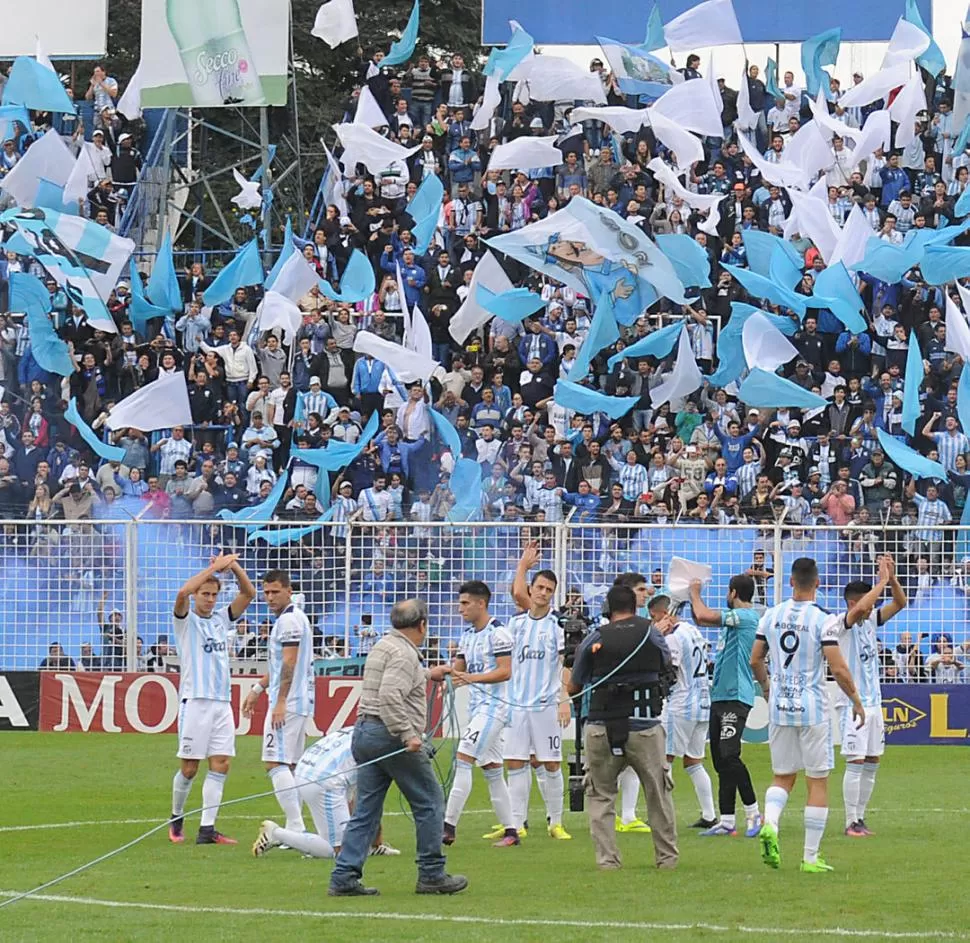 COSTUMBRE “DECANA”. Las banderas y las bombas de humo con los colores del cielo, siempre presentes en cada partido que Atlético juega en el Monumental. la gaceta / foto de héctor peralta