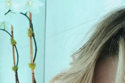 La hija de Kim Basinger deslumbra en la playa