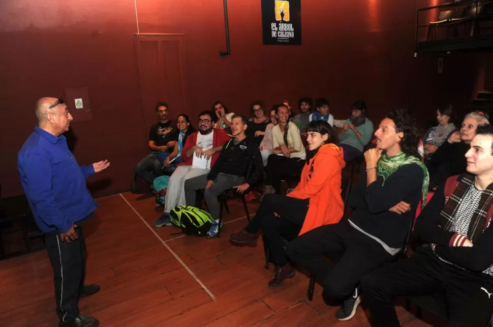 EN PLENA CLASE. Paco Giménez está dictando un taller de teatro en El árbol de Galeano, invitado por Ulmus. la gaceta / foto de antonio ferroni 