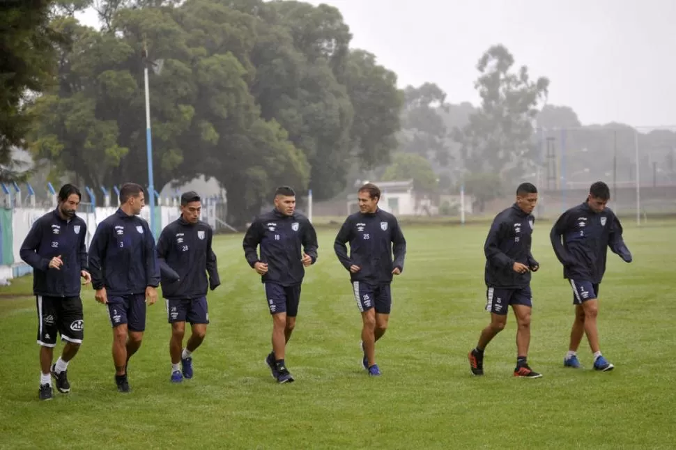 ÁNIMO GANADOR. Lucchetti, Bianchi, Álvarez, Barbona, Leyes, Aliendro y Di Plácido, titulares contra San Lorenzo,  trotan alrededor de la cancha principal del complejo de Ojo de Agua durante la práctica de ayer.  la gaceta / foto de Inés Quinteros Orio