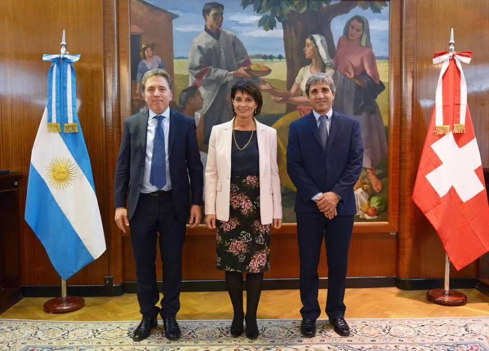 VISITA. Llegó al país la presidenta de Suiza, Doris Leuthard. En la foto, con los ministros Dujovne y Caputo. télam