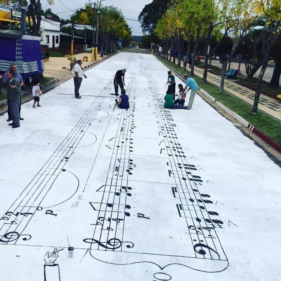 HOMENAJE. En San Gregorio de Polanco, localidad del departamento uruguayo de Tacuarembó, se pintó una calle-partitura de “La cumparsita”. twitter @Dmartinez_uy