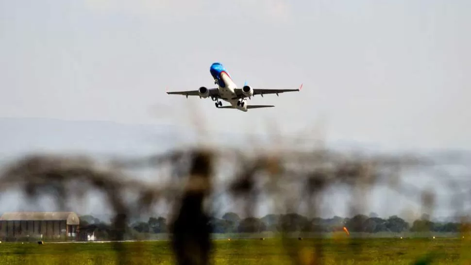 DESPEGUE. Un avión de Austral parte del aeropuerto tucumano. LA GACETA / JORGE OLMOS SGROSSO