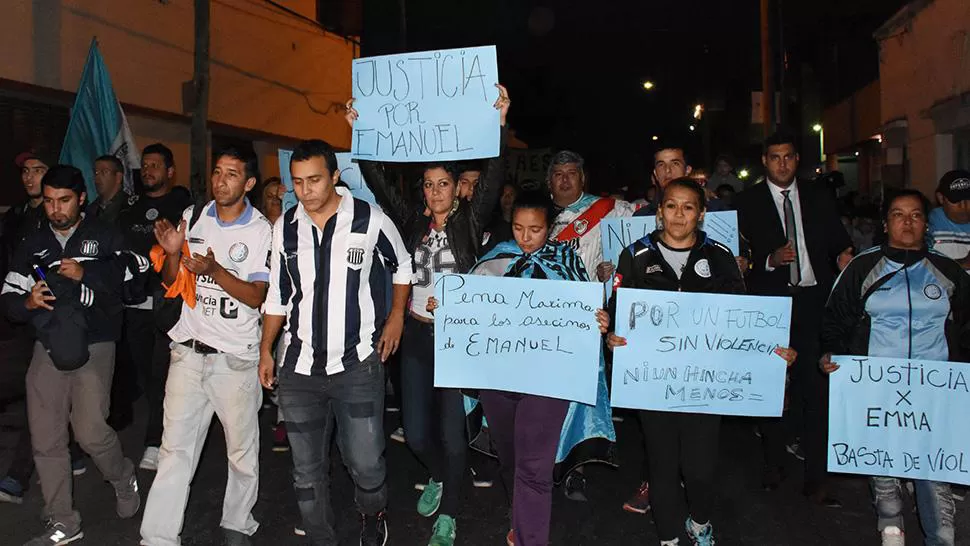 TODOS UNIDOS. Los hinchas cordobeses reclamaron por el fin de la violencia en las canchas. ARCHIVO